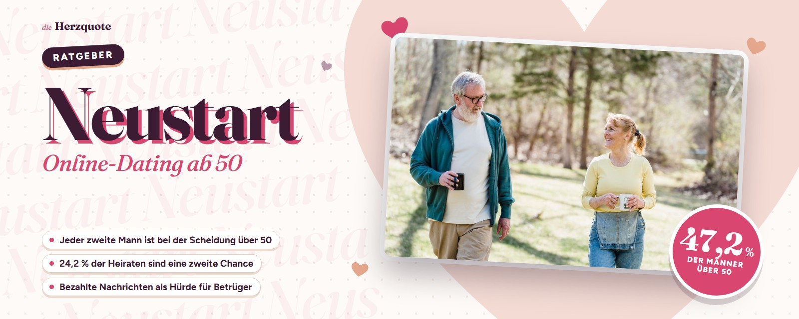 Ein Paar über 50 spaziert lachend durch den Wald, Ratgeber Online-Dating ab 50 von Herzquote
